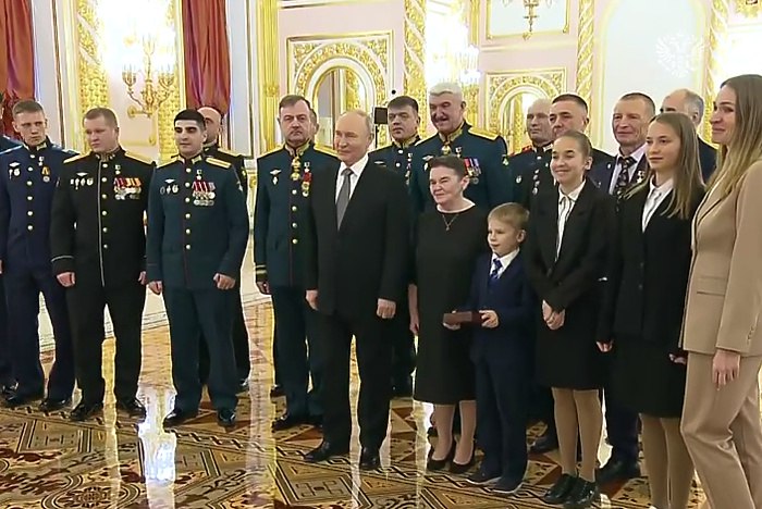 Будь здоров Мальчик на церемонии в Кремле пожелал президенту не кашлять Маленький Антон Афанасьев пожелавший президенту России Владимиру Путину здоровья внезапно стал героем дня Антон присутствовал на церемонии вручения медалей Золотая Звезда Героям России в День Героев Отечества отмечаемый сегодня Торжественное мероприятие состоялось в Георгиевском зале Большого Кремлёвского Дворца В Кремль были приглашены более 200 военных и гражданских лиц проявивших особое мужество и героизм Среди гостей церемонии оказалась группа детей вероятно это дети награждаемых Во время совместного фотографирования Президент откашлялся в кулак Услышав кашель маленький Антон Афанасьев обратился к Владимиру Путину как к родному человеку на ты Будь здоров сказал Антон Спасибо большое ответил ему Владимир Путин vkvideo id 1167987 456240541 uralweb ru