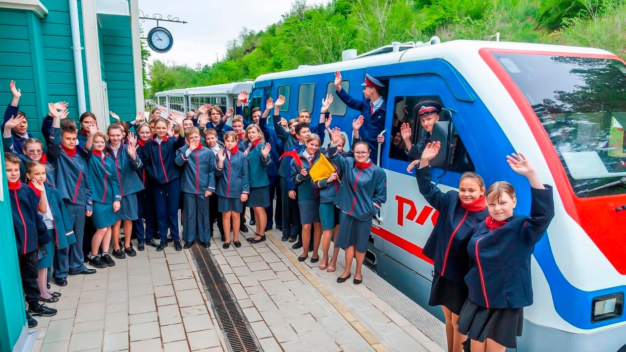 Детская железная дорога в Оренбурге начнет работать 1 мая В этом году практику пройдут 495 юных железнодорожников, сообщает пресс-служба ЮУЖД. 72-й сезон откроют через неделю. Первый рейс отправится от станции «Комсомольская» на набережной Урала в 10.00. Расписание: среда, четверг, суббота, воскресенье. Первый рейс от «Комсомольской» - 10:00, последний – 16:00. Билет в одну сторону: детский от 3 до 10 лет – 85 рублей; взрослый – 125 рублей. Дети до трёх лет – бесплатно без отдельного места . Оренбуржье