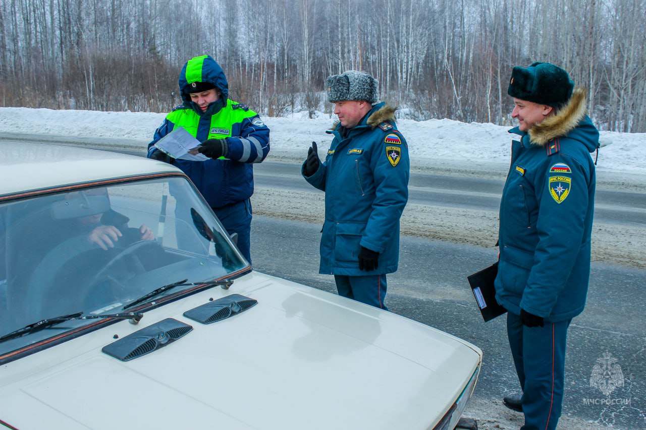 Огнетушитель – первый помощник при возгорании автомобиля   ‍ Об этом напомнили в Таре сотрудники МЧС России и Госавтоинспекции в рамках уже традиционной профилактической акции на местных автодорогах.  Инспекторы дорожного движения на улицах города Тары останавливали транспортные средства для проверки документов и напоминали о необходимости соблюдения правил дорожного движения, а сотрудники МЧС России рассказывали, как вести себя при пожаре в автомобиле.