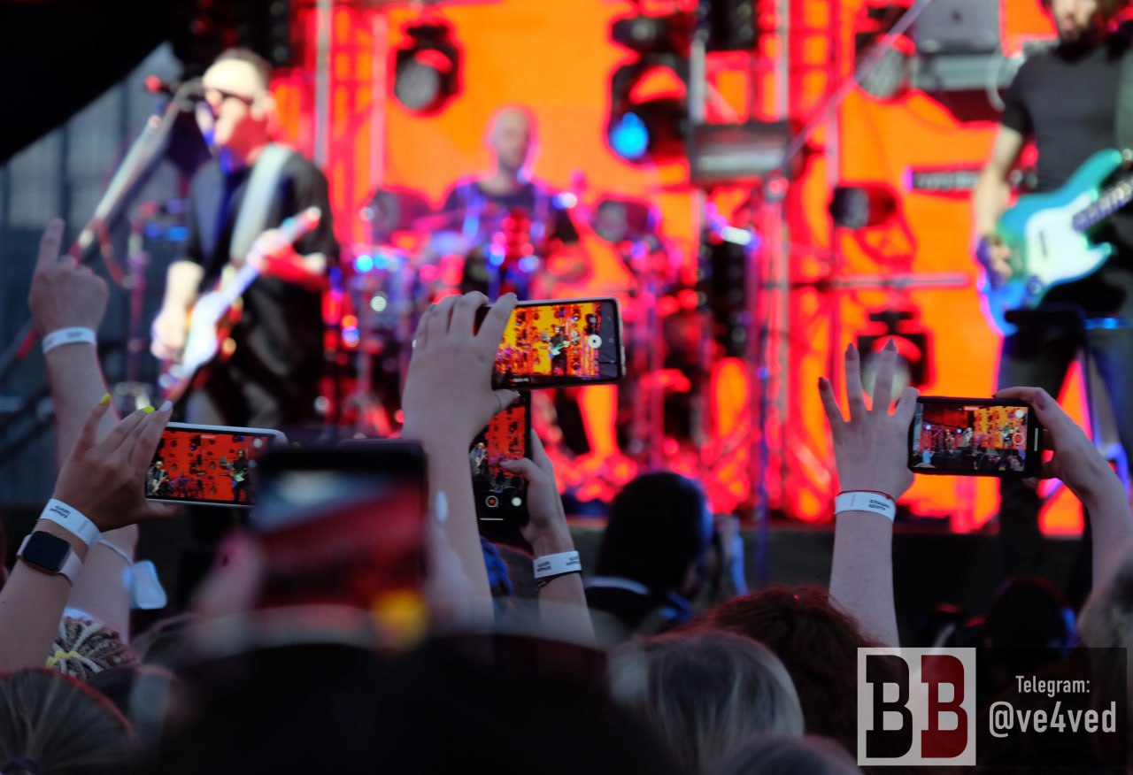 Ельцин центр отказал в предоставлении площадки для фестиваля Старый новый рок Об этом рассказал основатель фестиваля продюсер Евгений Горенбург У нас не так много денег мы попросили Ельцин Центр предоставить нам два помещения безвозмездно они отказали Сегодня пришло письмо передаёт слова Горенбурга 66 ru В самом Ельцин центре ve4ved сказали что у учреждения уже были другие планы на 11 января Горенбург считает что причиной отказа стали слова экс музыканта группы Агата Кристи Вадима Самойлова сказанные им на Ночи музыки в 2021 году тогда он назвал работников и гостей Ельцин центра тупорылой либеральной хурней но в самом президентском центре эту информацию не подтверждают Телеграм канал ve4ved Поддержать Подписаться Прислать новость 18