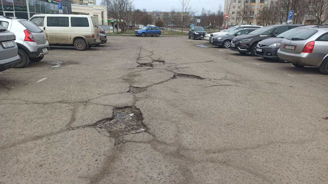 В городском чате СВЕЖО жодинцы обратили внимание на состояние дорожного покрытия на стоянке возле магазина  «Копеечка» на ул. 8 Марта.   ЖКХ пояснили, что две парковки на ул. 8 Марта  возле «Копеечки» и «БелМаркета»  включены в план работ по ямочному ремонту на 2025 год.    Они будут выполнены при помощи установки «Тайфун».    В целом, для приведения улично-дорожной сети города в порядок работы по ямочному ремонту ведутся постоянно.    Подпишись