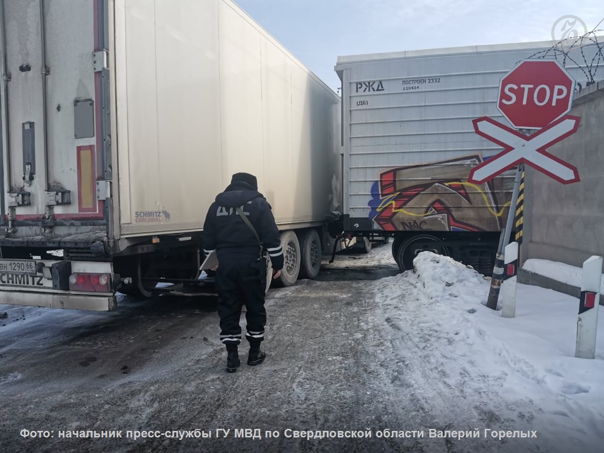 Водитель Renault, который перевозил 13 тонн яиц, столкнулся с тепловозом на нерегулируемом железнодорожном переезде возле промышленной базы в Березовском  Свердловская область . В результате аварии пострадал составитель поезда, который находился на сцепке тепловоза.  Подписывайтесь на «Ъ-Урал»