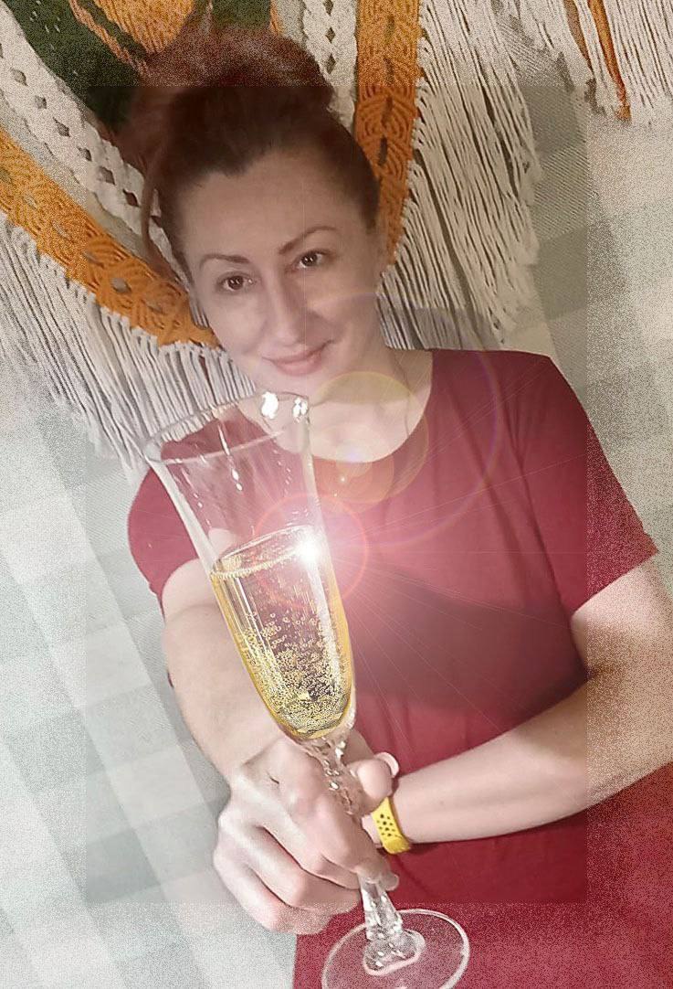 Против z блогерши Оксаны Кобелевой завели уголовное дело из за критики Апти Алаудинова Администратор канала Охранота V ватнике высказалась на тему слов командира Ахмата который заявил что комиссия по делу обнулённых бойцов Эрнеста и Гудвина могла проходить с нарушениями По мнению блогерши подобные мысли могут распространять только иноагенты и экстремисты Такие слова привели авторов других z каналов в ярость и они тоже обвинили Кобелеву в работе на иностранцев Алаудинов тем временем свой обличительный пост удалил В итоге z канал Записки Ветерана сообщил что блогершу вместе с мужем задержали сотрудники Центра Э Канал Романов Лайт рассказал что в её отношении завели дело о дискредитации ВС РФ Тем временем сетка z каналов уже называет коллегу бывшей навальнисткой Ни для какой другой цели z патриоты не объединяются так охотно как для защиты чеченского командира Задонатить через бота Patreon Boosty