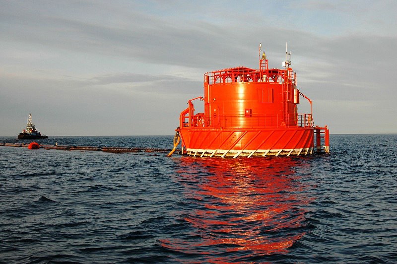 Депутат Мажилиса Айдос Сарым потребовал привлечь к ответственности граждан которые в соцсетях поддерживают атаку на терминал Каспийского трубопроводного консорциума Он обратился к Генпрокурору и министру информации заявив что подобные публикации наносят ущерб национальным интересам и выходят за рамки свободы слова Мажилисмен предложил квалифицировать такие посты как пропаганду терроризма или государственную измену Поводом стала атака беспилотников на терминал КТК в Новороссийске после которой пропускная способность резко снизилась что по оценкам может приводить к потерям до 500 млн в месяц и уже обернулось снижением добычи нефти на 480 тыс тонн Подробнее на нашем сайте Актуальные новости из Центральной Азии fergananews