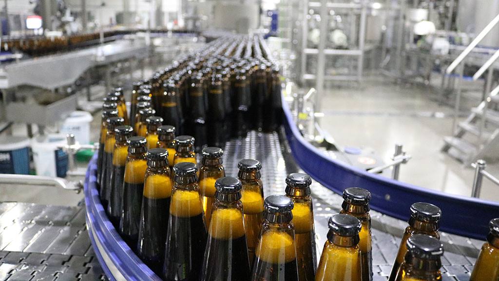 В Алтайском крае снизилось производство пива Сократилось оно на 8 за 11 месяцев 2025 года по сравнению с таким же периодом 2024 го На статистических данных по объемам производства пива сказалось во первых изменение подсчета Теперь здесь не учитывается пивное сусло Во вторых свою роль сыграла маркировка которая вывела с рынка и из под учета левые то есть неофициально производимые напитки В третьих по отзывам крупных сетей которые торгуют пивом в том числе на розлив идет заметное сокращение потребления При этом производство остальных напитков в регионе остается стабильным в объемах Есть небольшой прирост по безалкогольным а по водке существенный В последнем случае речь идет о наращивании объемов на Иткульском спиртзаводе где особенно растет сегмент водок класса премиум в том числе идущих на экспорт Ранее в краевом парламенте сообщали что в крае стали меньше пить алкоголя на 4 В том числе и пива Это подтверждают и цифры по объему поставок алкогольной продукции в розницу за 11 месяцев это было 2 млн декалитров что на 27 меньше чем за такой же период прошлого года а также 33 4 млн декалитров пива на 11 меньше Мы в МАХ