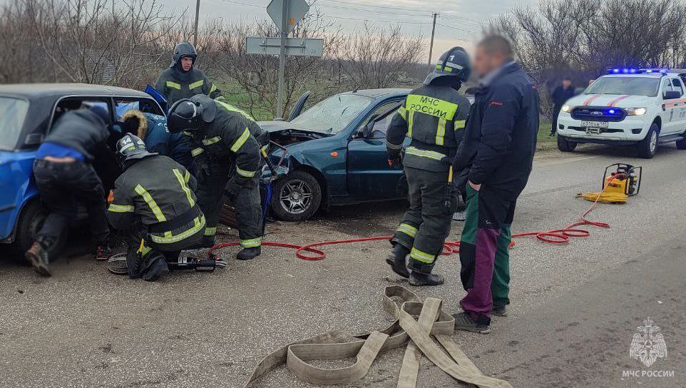 Шесть человек пострадали в ДТП в Запорожской области  В селе Семеновка городского округа Мелитополь Запорожской области произошло дорожно-транспортное происшествие с участием автомобилей Daewoo Lanos и ВАЗ 21011, в результате которого пострадали шесть человек. Об этом сообщили в МЧС России по Запорожской области.  Спасателям пришлось деблокировать 42-летнюю женщину, находившуюся в салоне «ВАЗ 21011». Все пострадавшие были доставлены в Мелитопольскую областную больницу для оказания медицинской помощи. Сотрудники МЧС обесточили поврежденные машины, устранив риск возгорания.  Для ликвидации последствий аварии было задействовано восемь спасателей и две единицы техники от МЧС России по Запорожской области.