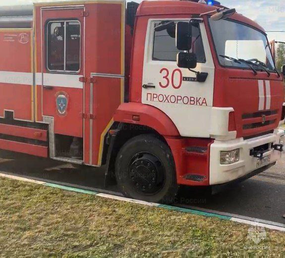 За прошедшие сутки на территории региона зарегистрировано 2 пожара. Погибших и пострадавших нет. В селе Прелестное Прохоровского района произошёл пожар в жилом доме на двух собственников. Одна часть домовладения повреждена огнём на площади 48 квадратных метров. Во второй половине огонь повредил потолочное перекрытие на площади 6 квадратных метров. Предварительно, причиной происшествия стал поджог. Для ликвидации возгорания привлекались 3 человека и 1 единица техники фото 1, 2 . В селе Борки Валуйского округа огонь охватил гараж на площади 60 квадратных метров. По предварительным данным, к пожару привёл недостаток конструкции и изготовления электрооборудования. На ликвидацию возгорания направлялись 6 человек и 2 единицы техники. Взрывотехники поисково-спасательной службы ликвидировали 2 боеприпаса времён Великой Отечественной войны, обнаруженные в городе Строитель фото 3 . Подразделения МЧС России 2 раза привлекались к ликвидации последствий дорожно-транспортных происшествий. Соблюдай правила безопасности! Береги себя и своих близких! В случае происшествия звони в Службу спасения по телефону «1 1 2 » или «1 0 1 ».