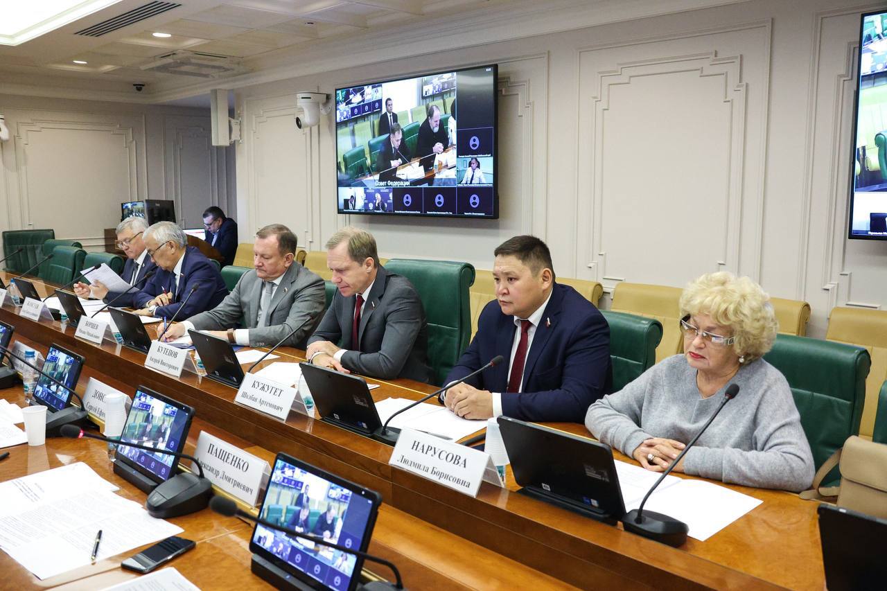 В Совете Федерации обсудили газификацию Тувы В заседании комитета по экономической политике СФ по вопросам газификации регионов ключевой темой стала ситуация с газификацией в Туве Как сообщил председатель Комитета Андрей Кутепов прогнозный топливно энергетический баланс ТЭБ республики необходимый для планирования газификации был разработан с нарушениями Из за этого определить дальнейшее развитие газовой инфраструктуры невозможно Совет поручил в ближайшее время актуализировать ТЭБ Власти рассматривают варианты газификации республики сжиженным природным газом СПГ и использованием сжиженного углеводородного газа СУГ По предварительной оценке Минэнерго РФ наименее затратным вариантом является применение СПГ Ожидается что объем потребления газа на первом этапе в этом случае составит 53 млн кубометров Что касается второго варианта то он предполагает использование СУГ для газификации Кызыла По этому направлению правительство республики уже подписало протокол о взаимодействии с Газпромом Подписаться на ЧП Кызыл