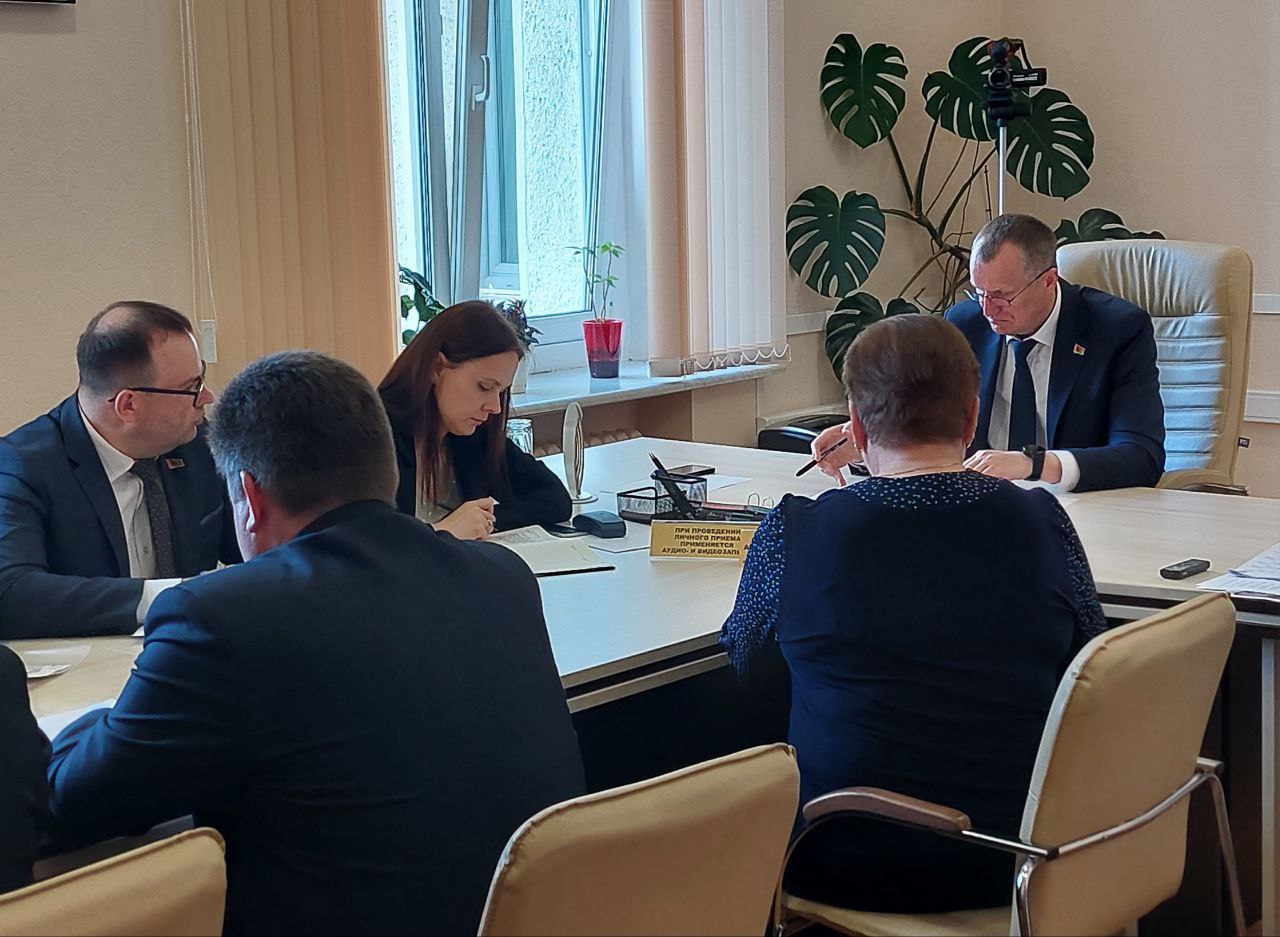 Прием граждан — важный инструмент взаимодействия власти и общества Личный прием граждан провел 4 июня председатель Могилевского облисполкома Анатолий Исаченко. Жители Могилевской области имели возможность напрямую обратиться к главе региона с вопросами и насущными проблемами. Так, например, в числе прочих, к Анатолию Михайловичу обратилась учредитель и директор одного из частных предприятий г. Горки по вопросу ограничения режима работы ее объекта. Женщине предложено решение ее вопроса, необходимым службам — даны соответствующие указания.