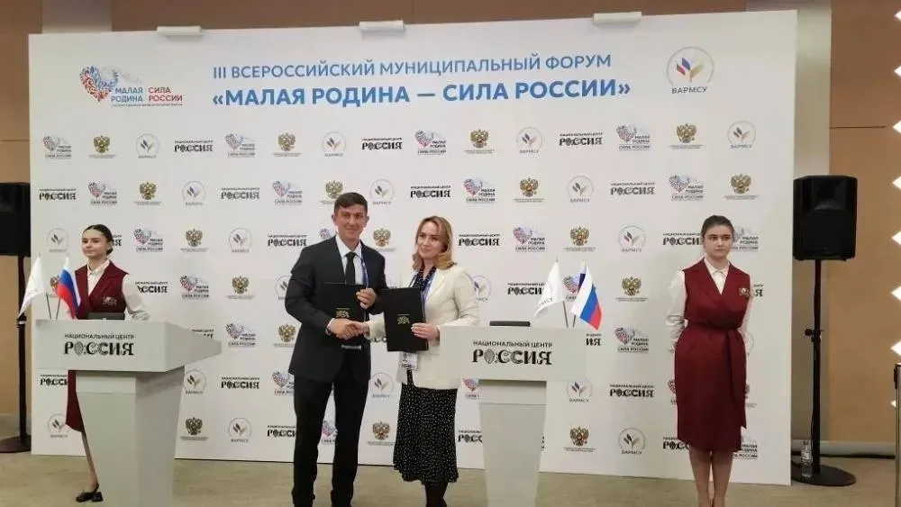 Благовещенский округ и Благовещенский район заключили соглашение о сотрудничестве Муниципалитеты расположены в Амурской области и Башкортостане На полях III Всероссийского муниципального форума Малая родина сила России Благовещенский округ Амурской области сделал важный шаг к укреплению межрегиональных связей Глава округа Александр Башун вместе с главой администрации Благовещенского района Республики Башкортостан Анной Карабановой подписали Соглашение о сотрудничестве между муниципалитетами Символично что два муниципалитета разделенные тысячами километров объединились ради общей цели развития своих малых родин Раньше кстати нас объединяли только посылки которые жители по ошибке отправляли не в тот Благовещенск Теперь официальное соглашение Прогресс налицо написал в своем канале в Max Александр Башун Обмен лучшими практиками в сферах ЖКХ образования культуры и экономики станет основой для системной и взаимовыгодной работы Глава Благовещенского округа уверен что это станет прочным фундаментом для долгосрочного партнерства Соглашение не просто формальность а еще один шаг к укреплению единства и силы нашей страны на местном уровне добавил Александр Башун Фото max ru c 71048371197253 Следите за новостями Благовещенского округа здесь и в MAX