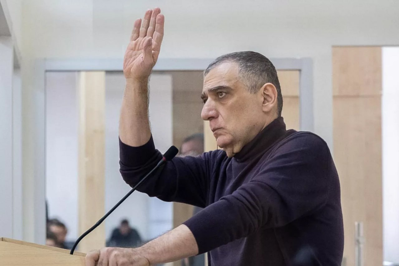 Рубена Варданяна приговорили в Баку к 20 годам тюрьмы Прокурор запрашивал предпринимателю пожизненный срок Варданяна обвиняют по статьям Создание незаконных вооруженных формирований и участие в них финансирование терроризма захват власти наемничество а также нарушение госграницы Сам подсудимый вину не признает Ранее мы подробно писали об этом судебном процессе Анонимный Молотников Читайте нас в MAX