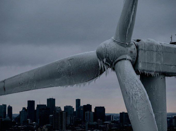 Из за отказа от российской энергии и АЭС Финляндия столкнулась с проблемами в энергетике Из за экстремальных морозов замерзающие лопасти ветряных турбин ограничили производство энергии В некоторых районах Финляндии температура достигала 25 C что вызвало замерзание лопастей ветряков В результате мощность вырабатываемая ветряными турбинами сократилась на 2 ГВт Это соответствует 20 от обычного уровня выработки Суммарная установленная мощность ветряных турбин в Финляндии составляет около 4 ГВт В понедельник цены на электроэнергию в Финляндии достигли самого высокого уровня за зиму из за сильных морозов слабого ветра и растущего спроса в будние дни написало в воскресенье местное издание Helsinki Times NewsEconomics