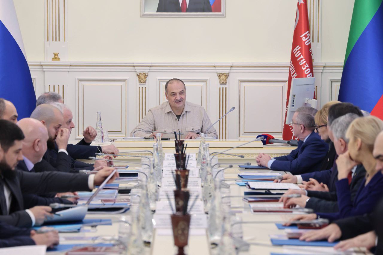 Сергей Меликов проводит заседание попечительского совета дагестанского отделения Русского географического общества На повестке  итоги работы за прошедший год и планы на 2026 год  внесение изменений в состав попечительского совета и др Также в рамках мероприятия планируется вручение членам попечительского совета билетов Всероссийской общественной организации Русское географическое общество Читать нас в MAX