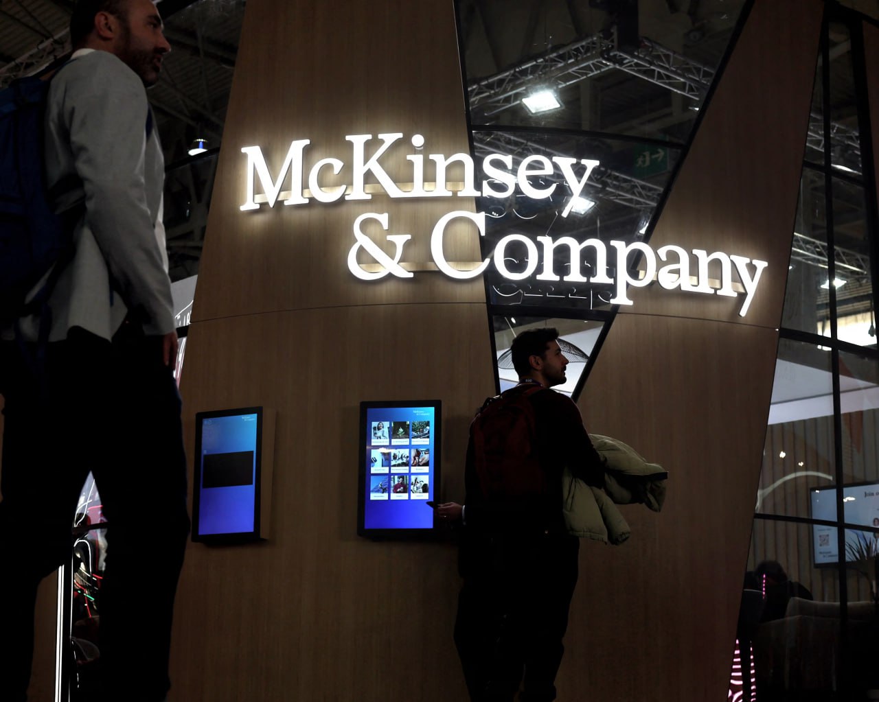 McKinsey включила работу с ИИ в собеседования Консалтинговый гигант меняет процесс найма теперь соискатели должны продемонстрировать умение сотрудничать с нейросетью На финальных этапах отбора кандидатам предложат решить бизнес кейс с помощью внутреннего чат бота Lilli пишет The Guardian Рекрутеры будут оценивать не навыки сложного промпт инжиниринга а способность использовать ИИ как партнера по мышлению От соискателя требуется критически анализировать ответы алгоритма структурировать выводы и выносить собственные суждения а не слепо доверять машине   Ранее CEO компании Боб Стернфельс заявил что в McKinsey уже развернута цифровая рабочая сила из 20 тысяч ИИ агентов которые помогают 40 тысячам живых сотрудников settersmedia news