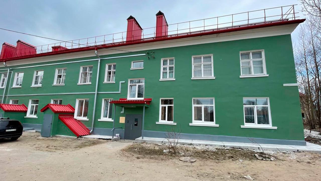 В 2025 году в регионе отремонтируют 689 многоквартирных домов На эти цели выделено 11,6 миллиарда рублей. Работы включают замену лифтов, обновление фасадов, кровель, инженерных сетей и модернизацию теплопунктов. За шесть лет в области уже отремонтировали 2 284 дома. Финансирование идет из трёх источников: взносы жильцов, федеральный и областной бюджеты. Темпы работ, по словам властей, остаются высокими. В 2025 году полностью завершат капремонт в 387 домах, еще в 302 начнут – их сдадут в 2026-м. Подписаться Прислать новость