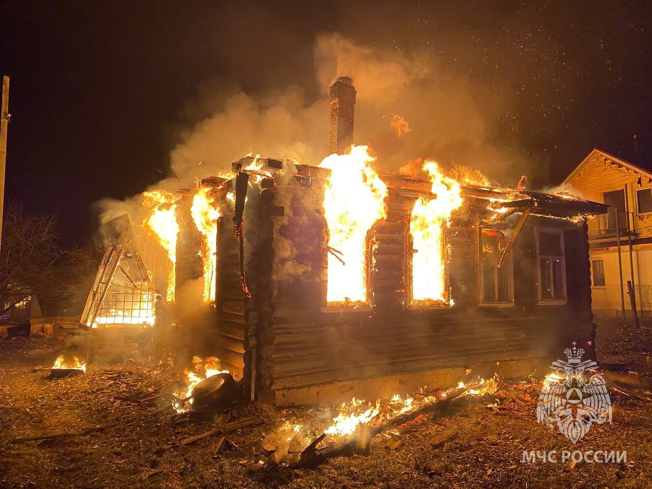 Два пожара произошли в Новгородской области за минувшие сутки    В деревне Подберезье Новгородского района горел мусор в неэксплуатируемом здании. Предварительно, причина пожара   - неосторожное обращение с огнем.    В селе Яжелбицы Валдайского района на улице Центральной загорелся жилой дом. На момент прибытия пожарно-спасательных подразделений дом горел открытым пламенем, существовала угроза соседнему строению.  В результате пожара дом уничтожен, спасны соседние постройки. Сведений о погибших, пострадавших не поступало. Среди версий пожара рассматривается неисправность отопительных печей.  Фото: Валдайский район