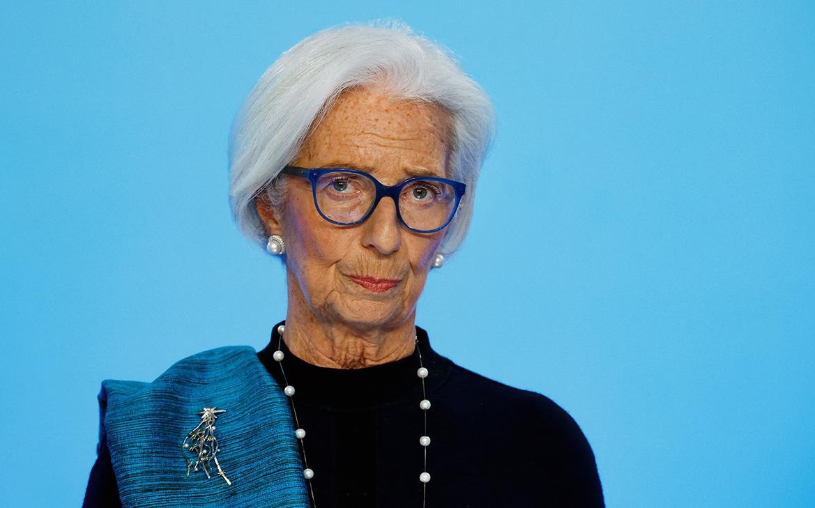 Финансовые разногласия вокруг зарплаты Лагард Financial Times провел анализ зарплаты главы Европейского центрального банка ЕЦБ Кристин Лагард выявив разрыв в данных Согласно подсчетам в 2024 году Лагард заработала 726 тыс Это на 56 больше чем указанные в отчете ЕЦБ 466 тыс Также это почти в четыре раза превышает зарплату Джерома Пауэлла главы Федеральной резервной системы США Европейский центральный банк не комментирует результаты ссылаясь на установленный порядок расчетов