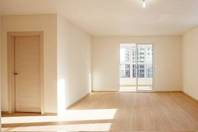 В России предложили сделать обязательной чистовую отделку по льготной ипотеке Российская гильдия риелторов РГР полагает что мера позволит сократить период между покупкой жилья и фактическим переездом избежать расходов на ремонт или временную аренду и обеспечить реальное улучшение жилищных условий Кроме того мера должна повысить эффективность бюджетной поддержки простимулировать развитие российских производителей строительных и отделочных материалов а также обеспечить повышение рождаемости Риелторы предлагают в том числе проработать механизм объединения различных мер господдержки в рамках одного кредита без получения нескольких льготных кредитов Законы стройки в MAX