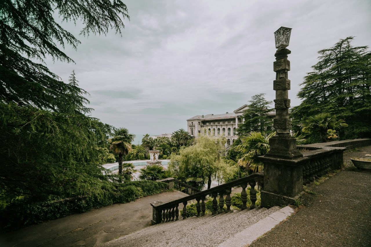 Город курорт Анапа может превратиться в просто город у моря потеряв курортную составляющую Отрасль на грани разорения из за падения турпотока летом объекты потеряли больше половины прибыли Отсрочка налогов действует только до 2026 года откуда взять на них средства неизвестно Если не продлить меры господдержки еще на год санкур в Анапе может закрыться или перепрофилироваться в жилой фонд Об этом рассказал эксперт на XXI съезде Российского союза туриндустрии Подробности в материале Profi Travel profitravel анапа санаторий курорт разорение банкротство