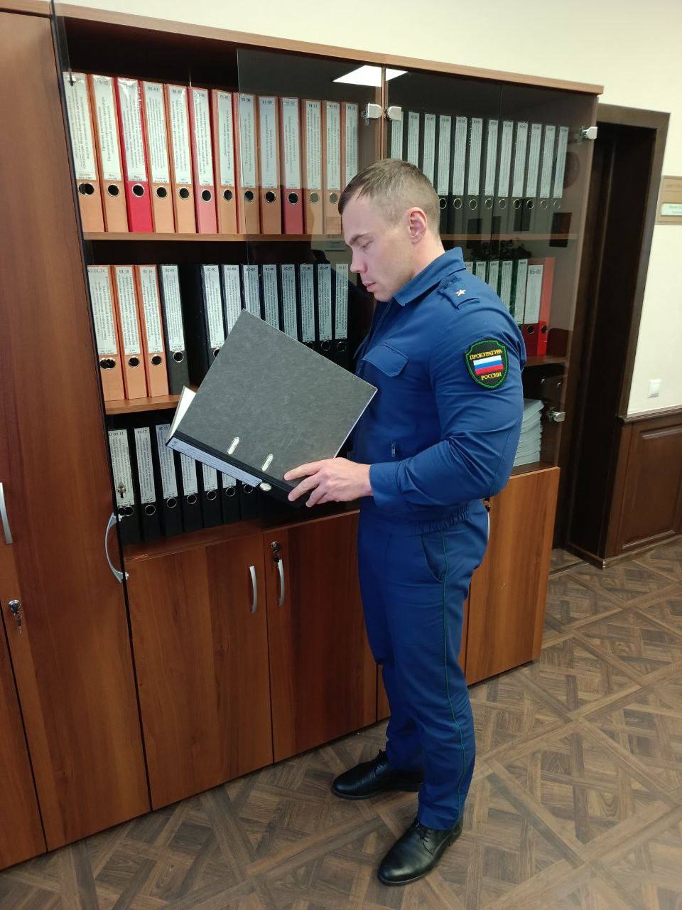 По материалам Надымской городской прокуратуры возбуждено уголовное дело за невыплату работникам заработной платы Установлено что 6 работникам организации не выплачивалась заработная плата более двух месяцев в связи с чем образовалась задолженность свыше 780 тыс рублей При этом у работодателя имелась возможность выплачивать зарплату денежные средства расходовались на иные цели Подробности на сайте ведомства