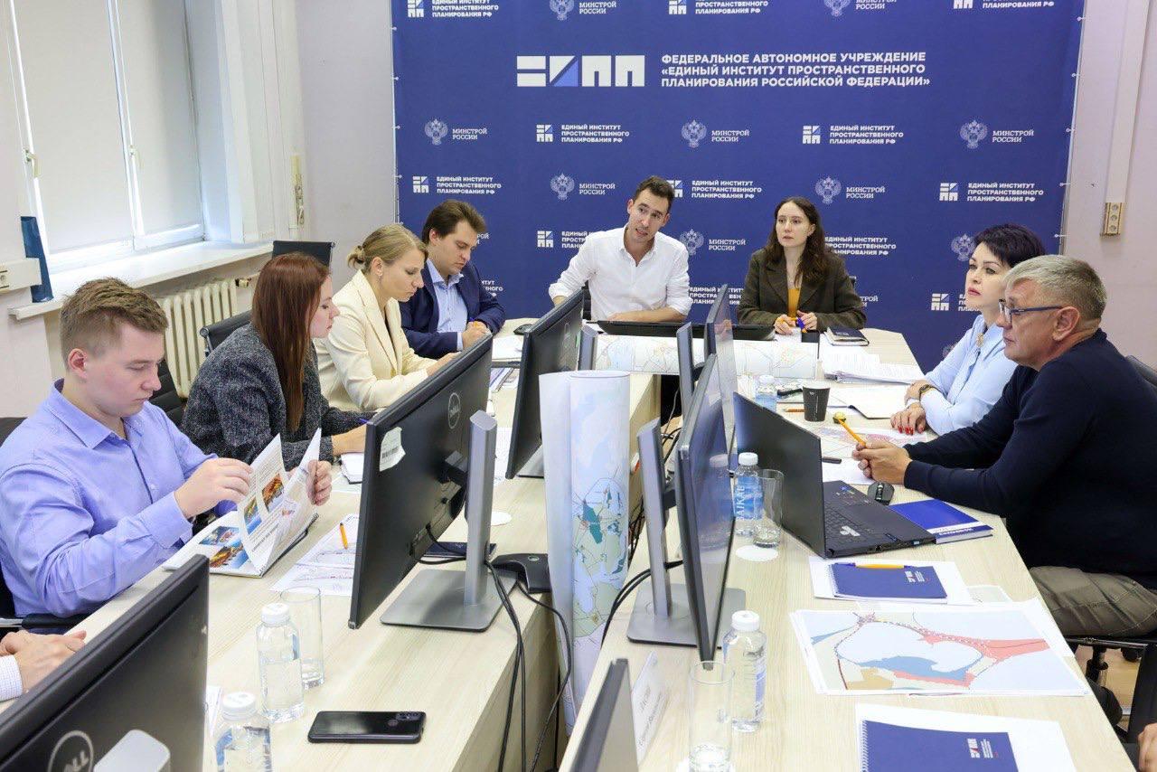 Точки притяжения Генического МО песчаные пляжи Арабатской Стрелки комплекс соленых озер и минеральных источников Эксперты ЕИПП РФ провели встречу с администрацией Генического муниципального округа Херсонской области главой Юлией Семякиной ее заместителем Алексеем Скопичем начальником территориального отдела Вадимом Васильчуком начальником отдела архитектуры и градостроительства Сергеем Ласием В рамках разработки генерального плана для Генического округа обсудили развитие туристической инфраструктуры в том числе строительство термального бальнеологического комплекса Арабатские термы на базе лечебных грязей и минеральных источников Также планируется создать две яхтенные марины с многофункциональными туристическими комплексами включающими тематические отели в г Геническ и с Счастливцево центр морского туризма на базе Генического порта морскими прогулочными маршрутами по Азовскому морю По всей территории Арабатской косы предусмотрен туристический автомаршрут с остановками кемпингами и инфраструктурой придорожного сервиса В Геническом округе планируют развивать профессиональное образование а также построить филиал Херсонского государственного педагогического университета для подготовки высококвалифицированных педагогических кадров капитально отремонтировать учебные корпуса Херсонского технического университета и трех колледжей сферы обслуживания строительного и медицинского Предлагается возвести многофункциональный клинический центр и разместить центральную клинико диагностическую лабораторию Отдельное внимание уделено развитию объектов в пгт Рыково где необходимо построить новые здания для школы детского сада и клуба с библиотекой