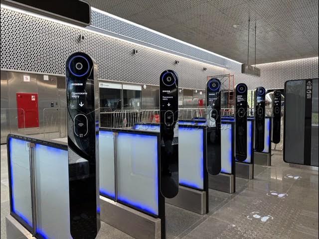 Турникеты нового поколения появятся в метро в этом году, они увеличат пропускную способность станций до 40%, сообщает столичный департамент транспорта У них будут более узкие тумбы, световая индикация статуса оплаты, виброотклик для слабовидящих, возможность прохода с двух сторон и удобные зоны валидации для цифровых способов оплаты.