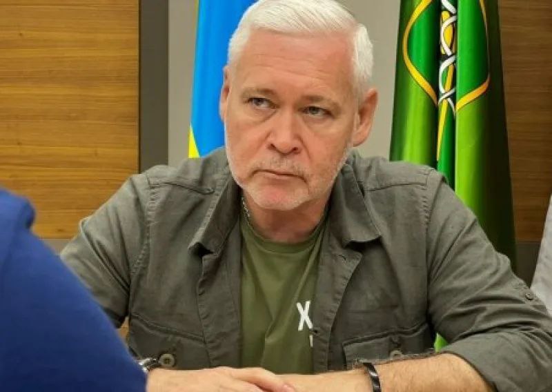 Мэр Харькова Игорь Терехов назвал «позорным» видео на котором сотрудник ТЦК бьет поддых мужчину Оказывается, пострадавший — учитель истории, прав человека и предмета «Защита Отечества». У него есть бронь и он предъявил соответствующие документы ТЦК-шникам. Градоначальник призвал правоохранительные органы провести расследование и привлечь к ответственности агрессивного сотрудника ТЦК.