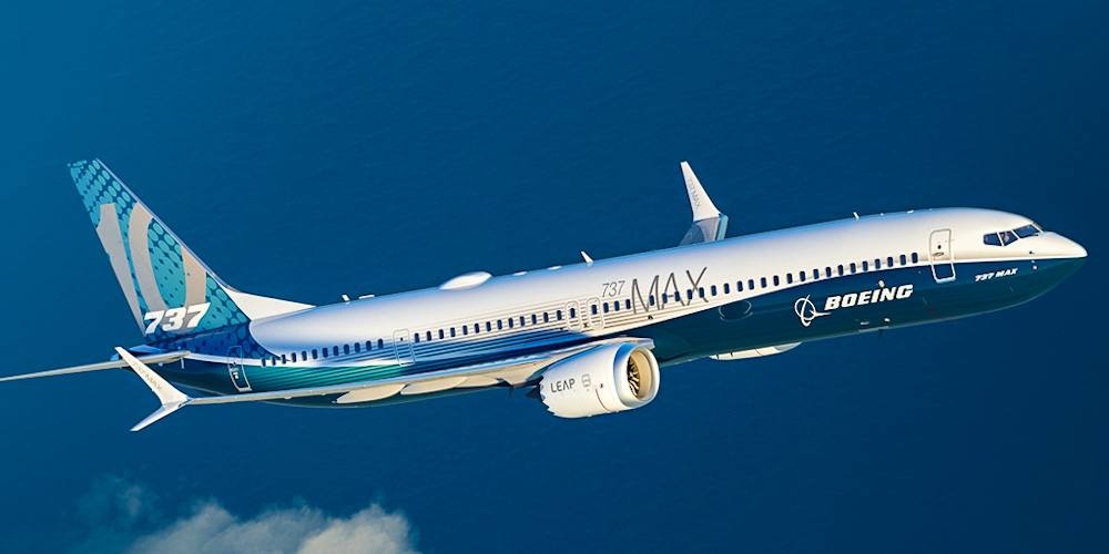 Boeing столкнулся с новыми проблемами сертификации MAX Американский авиагигант не может завершить сертификацию двух вариантов семейства 737 MAX из-за нерешённых технических вопросов. Модели 737-7 и 737-10 застряли на этапе доработки системы противообледенения двигателей EAI, которую Boeing обещал исправить под контролем Федерального управления гражданской авиации FAA . Издание The Air Current сообщает о серьёзных препятствиях в процессе, что делает получение сертификата в 2025 году крайне маловероятным. Более реалистичный срок — 2026-й, а возможно даже 2027 год. Затяжные задержки вызывают фрустрацию у авиаперевозчиков, которые годами ждут обновления флота. Некоторые компании уже принимают радикальные решения — United Airlines отказалась от части заказов 737-10 в пользу европейских A321neo, которые доступны без неопределённости по срокам. Повторяющиеся провалы внутренних прогнозов Boeing подрывают доверие клиентов и угрожают потерей рыночной доли. Авиакомпании вынуждены откладывать планы по замене устаревших, менее эффективных лайнеров из-за невозможности получить современные альтернативы. Boeing #Постфактум Онлайн-проект eMAKS