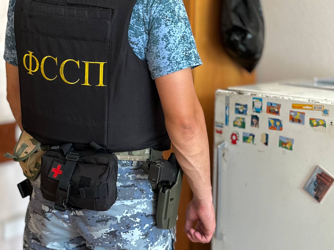 Судебные приставы нашли отца несовершеннолетних детей в необычном месте Житель Калтасинского района на протяжении нескольких лет не выплачивал алименты на содержание несовершеннолетних детей. Таким образом у него скопилась задолженность в размере 600 тысяч рублей. Судебные приставы Калтасинского районного отделения ГУФССП России по РБ сначала составили административный протокол, но мужчина продолжил игнорировать своих детей. Тогда должника привлекли к уголовной ответственности, но он не явился в суд. Для того, чтобы принудительно привести мужчину в суд, судебные приставы отправились за должником. - Скрипучую дверь в малогабаритную хрущевку открыла новая сожительница должника. Поняв, что тучи сгущаются, женщина заявила, что гражданский супруг ушел ни свет, ни заря. Отправился на рыбалку. Судебный пристав по обеспечению установленного порядка деятельности судов не поверил словам женщины и приступил к осмотру помещения. Судебный пристав нашел должника в углу между стеной и маленьким холодильником. В отношении сожителей был составлен протокол за воспрепятствование законной деятельности должностного лица. Затем на мужчину надели наручники и доставили в суд. Суд назначил наказание в виде 6 месяцев лишения свободы условно. Обратная связь Подписаться