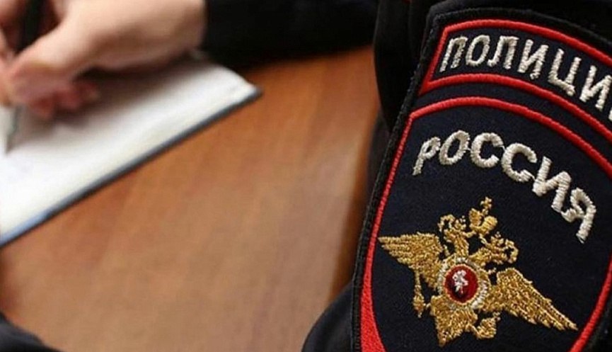 В Краснодарском крае за мошенничество на скамью подсудимых отправлен лжепредприниматель 58-летний иностранец похитил у новороссийского бизнесмена около 6,5 млн рублей под предлогом поставки оптовой партии фруктов из Марокко. Следственным подразделением отдела полиции Центрального района Управления МВД России по городу Новороссийску завершено расследование уголовного дела, возбужденного в отношении 58-летнего гражданина иностранного государства по признакам преступления, предусмотренного частью 4 статьи 159 УК РФ «Мошенничество». По данным следствия, обвиняемый под видом осуществления предпринимательской деятельности, предложил местному бизнесмену приобрести оптовую партию мандаринов из Марокко. Не намереваясь исполнять взятые на себя обязательства, лжепредприниматель заверил потерпевшего в надежности сделки и получил от него около 6,5 млн рублей. Злоумышленник распорядился похищенными деньгами по своему усмотрению. На период предварительного следствия мужчине избиралась мера пресечения в виде заключения под стражу. В настоящее время следствием собрана достаточная доказательственная база, в связи с чем уголовное дело с утвержденным обвинительным заключением направлено в суд для рассмотрения по существу. Санкции инкриминируемой части статьи предусматривают максимальное наказание в виде лишения свободы на срок до десяти лет. Пресс-служба Управления МВД РФ по городу-герою Новороссийску