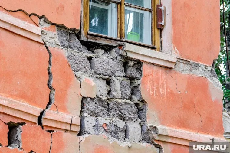 В Ноябрьске снесут и расселят аварийный дом на два года раньше срока  Власти города Ноябрьска приняли решение о досрочном сносе аварийного жилого дома, расположенного по адресу улица Строителей, дом 11. Изначально планировалось провести демонтаж здания в марте 2026 года — на сайте администрации города вышло распоряжение о переносе срока на октябрь 2024 года. Подробности в материале URA.RU.  Подписаться   Прислать новость