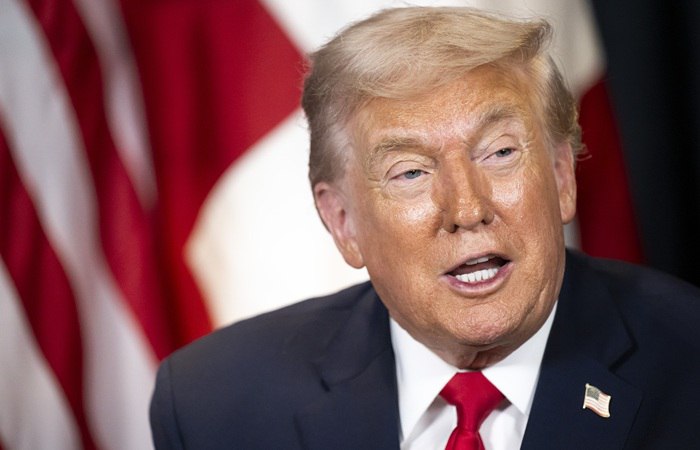 США повышают торговые пошлины в отношении товаров из Южной Кореи с 15 до 25 заявил Дональд Трамп Он отметил что принял это решение поскольку законодательный орган Южной Кореи не выполняет свои обязательства перед США и не утверждает торговую сделку о которой он договорился с президентом Ли Чжэ Меном Пошлины затронут импорт автомобилей пиломатериалов фармацевтическую продукцию и другие товары Фото EPA ТАСС interfaxonline