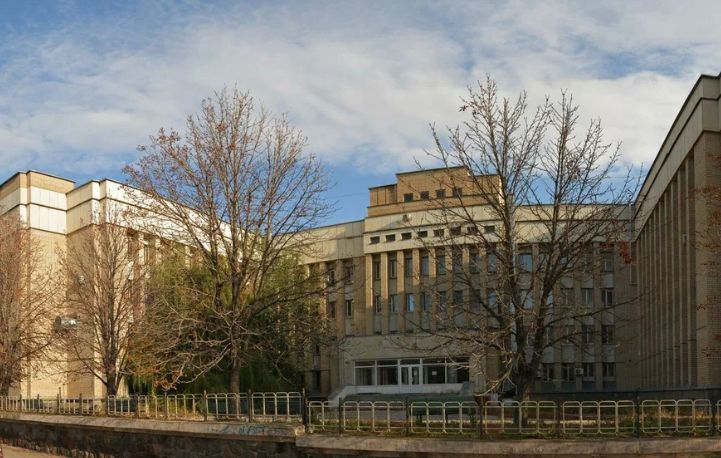 ‍ В бывшем саратовском роддоме у вокзала откроют медколледж  Речь о бывшем перинатальном центре на ул. Рабочая. Напомним, в период пандемии коронавируса здание перепрофилировали под ковидный госпиталь. После того, как заболеваемость COVID-19 пошла на спад, его решили не возвращать к первоначальному профилю.  Как уточнил министр здравоохранения Владимир Дудаков, сейчас здание передано в ведение управления капитального строительства правительства Саратовской области для проведения в нем капитального ремонта.  В последующем там будет располагаться медицинский колледж. Надеюсь, удастся открыть его уже в течение следующего года, — добавил министр.    Прислать новость