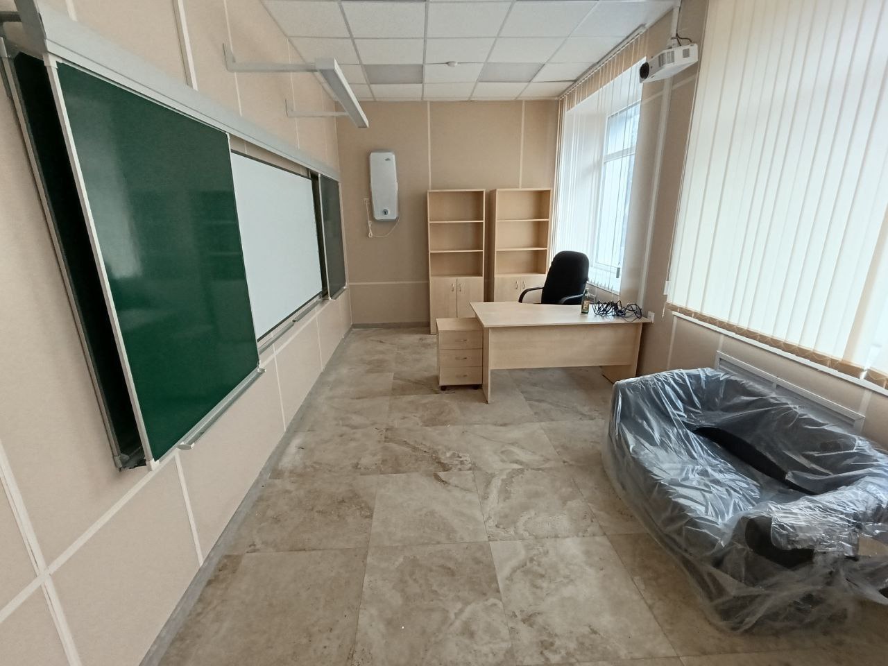В 2025 году в Новоазовском районе планируют отремонтировать шесть школ и детский сад. Всего в ДНР, по словам Главы Республики Дениса Пушилина, обновят 109 объектов образования.   С мая 2022 года шефство над нашим округом взяла на себя Московская область. Специалисты из Подмосковья помогают восстанавливать социальную инфраструктуру, жилые дома, дороги и другие важные объекты. За три года регион также передал достаточно гуманитарной помощи жителям Новоазовска.   Сейчас подрядные организации шефа-региона Московской области ремонтируют школы №1 и №2 в Новоазовске, а также учебные заведения в селах Безыменное, Виноградное, Красноармейское и Розы Люксембург.    Строители меняют инженерные сети, радиаторы отопления, окна, двери и сантехнику. Кроме того, ведутся отделочные работы, кровельные работы и благоустройство территории.   Особое внимание уделяют детскому саду «Малыш» в селе Безыменное. Строители восстанавливают здание, чтобы дети могли вернуться к занятиям уже 1 сентября.   Напоминаем, что вопросы организации и проведения ремонтных работ в населённых пунктах Донецкой Народной Республики находятся под постоянным контролем главы Д. В. Пушилина и реализуется в рамках проекта #ВозрождаемДонбассВместе.