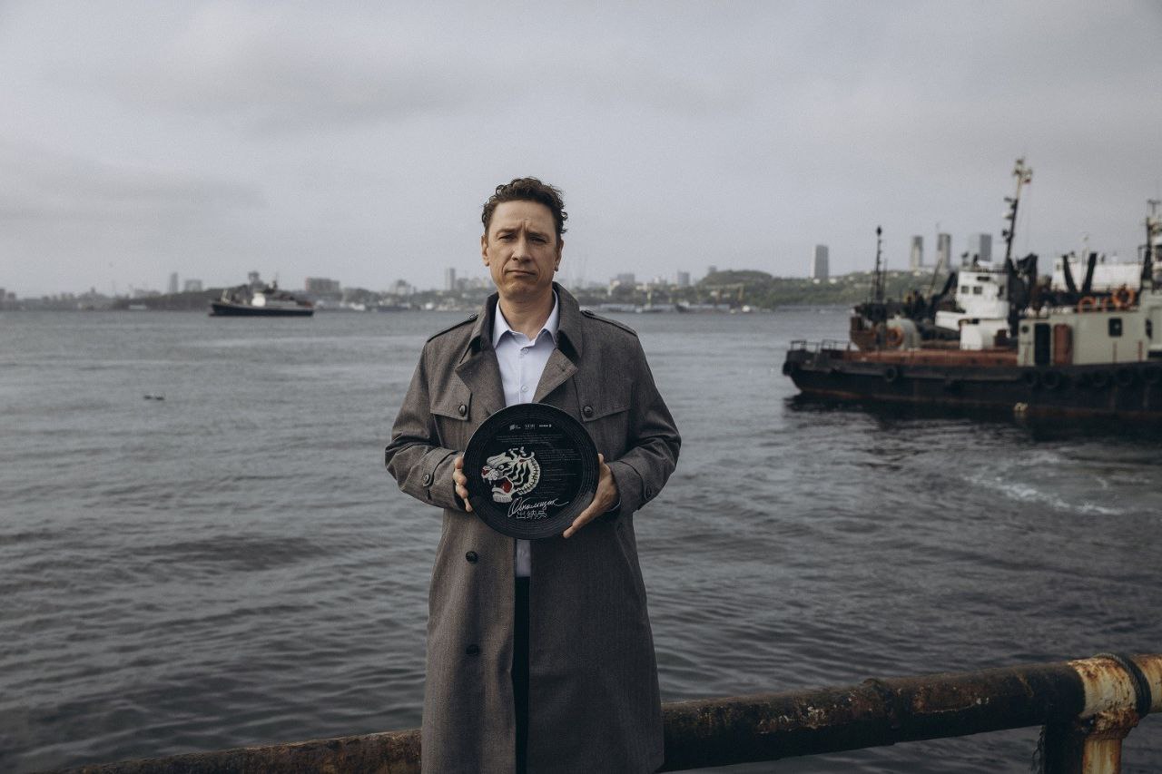 Во Владивостоке снимают сериал «Обнальщик» Во Владивостоке стартовали съемки восьмисерийной криминальной драмы «Обнальщик» для онлайн-кинотеатра Wink.ru. Режиссер проекта — Борис Акопов. В главных ролях снимаются Александр Яценко, Фёдор Кудряшов, Елена Николаева, Ольга Тумайкина, Игорь Миркурбанов и другие актеры. Сюжет разворачивается в 2013 году. Молодой человек Лёша, мечтающий об ИТ-сфере, вынужден переехать на Дальний Восток из-за долгов отца Михаила. Чтобы решить проблемы с бандитами, отец и сын начинают обналичивать крупные суммы, используя разработку Лёши. Их новая жизнь наполнена угрозами тюремного срока, убийствами и предательствами. Сериал «Обнальщик» рассказывает об отношениях отца и сына, о первом неверном шаге, который приводит к череде событий, и о том, как семья становится единственным спасением. Съемки сериала также пройдут в Находке и Москве.