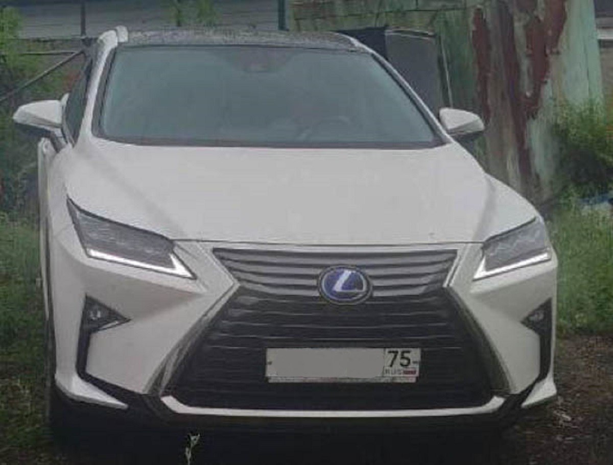 Приставы арестовали дом и Lexus предпринимательницы за долг более 78 млн рублей в Чите Сотрудники УФССП Забайкалья арестовали дом и Lexus RX450H предпринимательницы из Читы за долг более 78 млн рублей по двум исполнительным производствам. Оба раза иск подал один и тот же взыскатель. Читинка задолжала деньги и кредитор пошёл в суд. Служитель Фемиды предоставил женщине рассрочку выплат — по 2 млн рублей в месяц. Однако с марта 2025 года она перестала платить и накопила задолженность в размере почти 17 млн рублей. Судебные приставы наложили запрет на регистрационные действия с имуществом, ограничили выезд за границу, арестовали банковские счета, а также дом и Lexus RX450h. Автомобиль удалось обнаружить с помощью системы «Мобильный розыск». Его ориентировочная стоимость превышает 5 млн рублей. После ареста имущества женщина начала предпринимать действия для урегулирования долга. При этом, даже если взыскатель отзовёт свои требования, ей всё равно придётся оплатить исполнительский сбор — 7% от суммы долга, что составляет более 5 млн рублей. Если задолженность не будет погашена, имущество может быть передано на оценку и продано. Фото: тг-канал 18+ судебных приставов Забайкалья ChitaMedia Забайкальский край