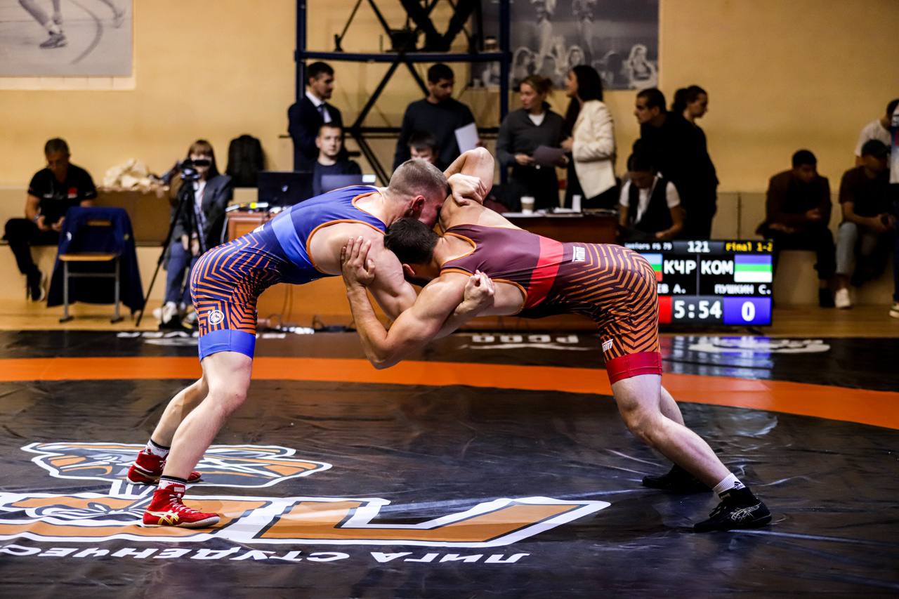 Махачкала примет первый рейтинговый турнир Студенческой лиги борьбы В период с 10 по 11 декабря в Махачкале состоится первый рейтинговый турнир Национальной студенческой лиги спортивной борьбы сезона 2025 2026 Площадкой проведения выбран спортзал ДГПУ В соревнованиях примут участие около 200 учащихся вузов и профессиональных образовательных учреждений страны Ими будут разыграны десять комплектов наград в вольной и греко римской борьбе Победители турнира получат право выступить в Суперфинале НСЛСБ а также смогут претендовать на денежные премии Команды лидеры в общекомандном зачете получат денежные призы в размере 100 тысяч рублей Кроме того чемпионам Суперфинала текущего сезона назначат именные стипендии от ФСБР и НСЛСБ по 10 000 рублей