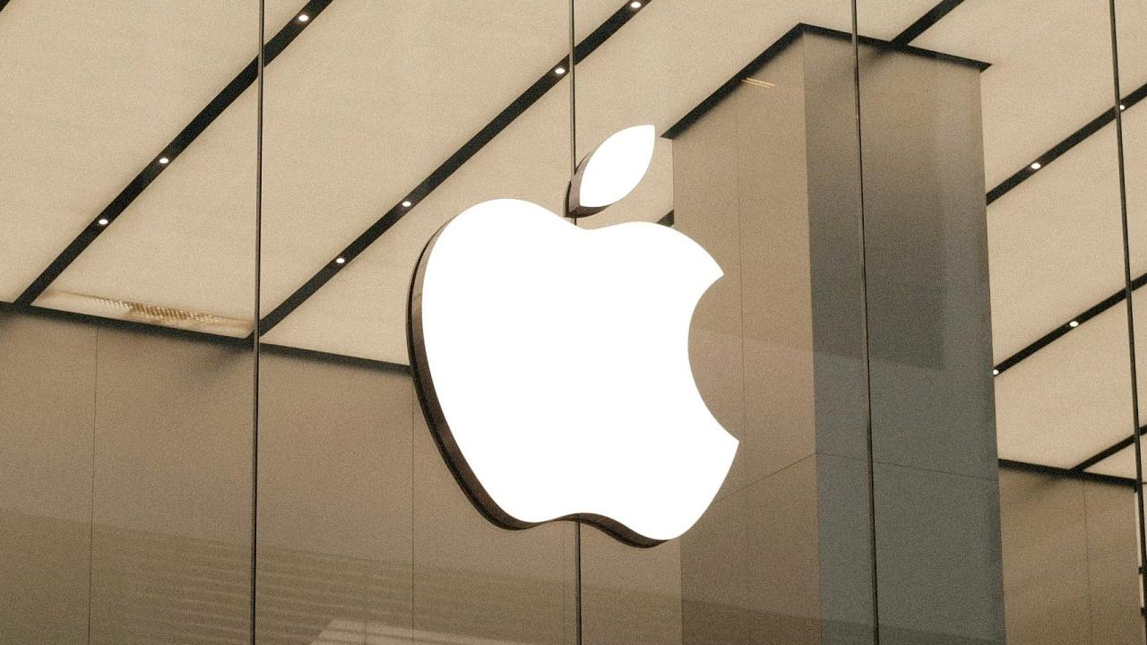 Ну как там с деньгами В Apple отчитались о доходах за IV финансовый квартал 2025 года с июля по сентябрь Выручка составила 102 47 млрд долларов на 8 больше чем годом ранее Чистая прибыль составила 27 47 млрд долларов что вдвое больше чем год назад а прибыль за акцию 1 85 доллара В сравнении с прошлым кварталом доходы выросли по всем категориям от дохода от продаж iPhone до дохода от услуг rozetked me news 42477