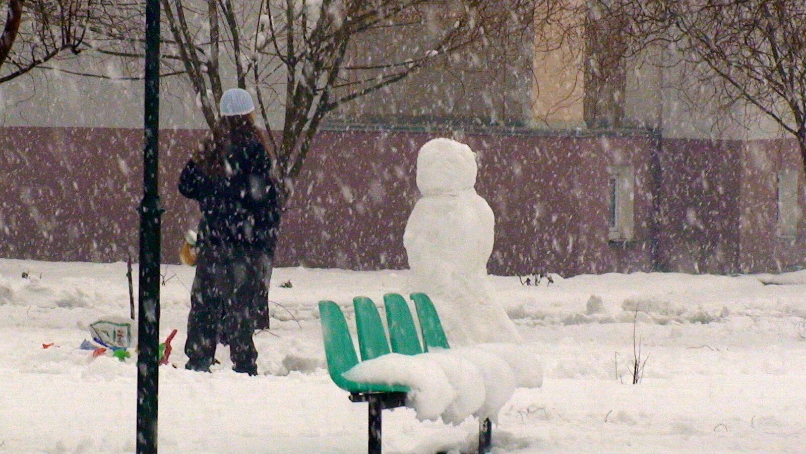 Сильные зимние бури и ледяные дожди обрушившиеся на Афганистан унесли жизни по меньшей мере 61 человека 110 ранены сообщило в субботу национальное Управление по ликвидации последствий стихийных бедствий Afghanistan National Disaster Management Authority ANDMA За последние три дня в результате сильных дождей и снегопадов в различных провинциях страны погиб 61 человек еще 110 получили ранения говорится в сообщении пресс службы ведомства По данным ANDMA сообщения о жертвах и пострадавших поступали из провинций Кабул Парван Панджшир Бамиан Дайкунди Майдан Вардак Газни Герат Гор Бадгис Фарьяб Сари Пуль Балх Саманган и Нуристан Агентство также сообщило что в результате буйства стихии разрушено полностью или частично 458 домов из за чего пострадали 360 семей Помимо этого из за зимних катаклизмов ледяных дождей буранов и метелей погибло 620 голов домашнего рогатого скота
