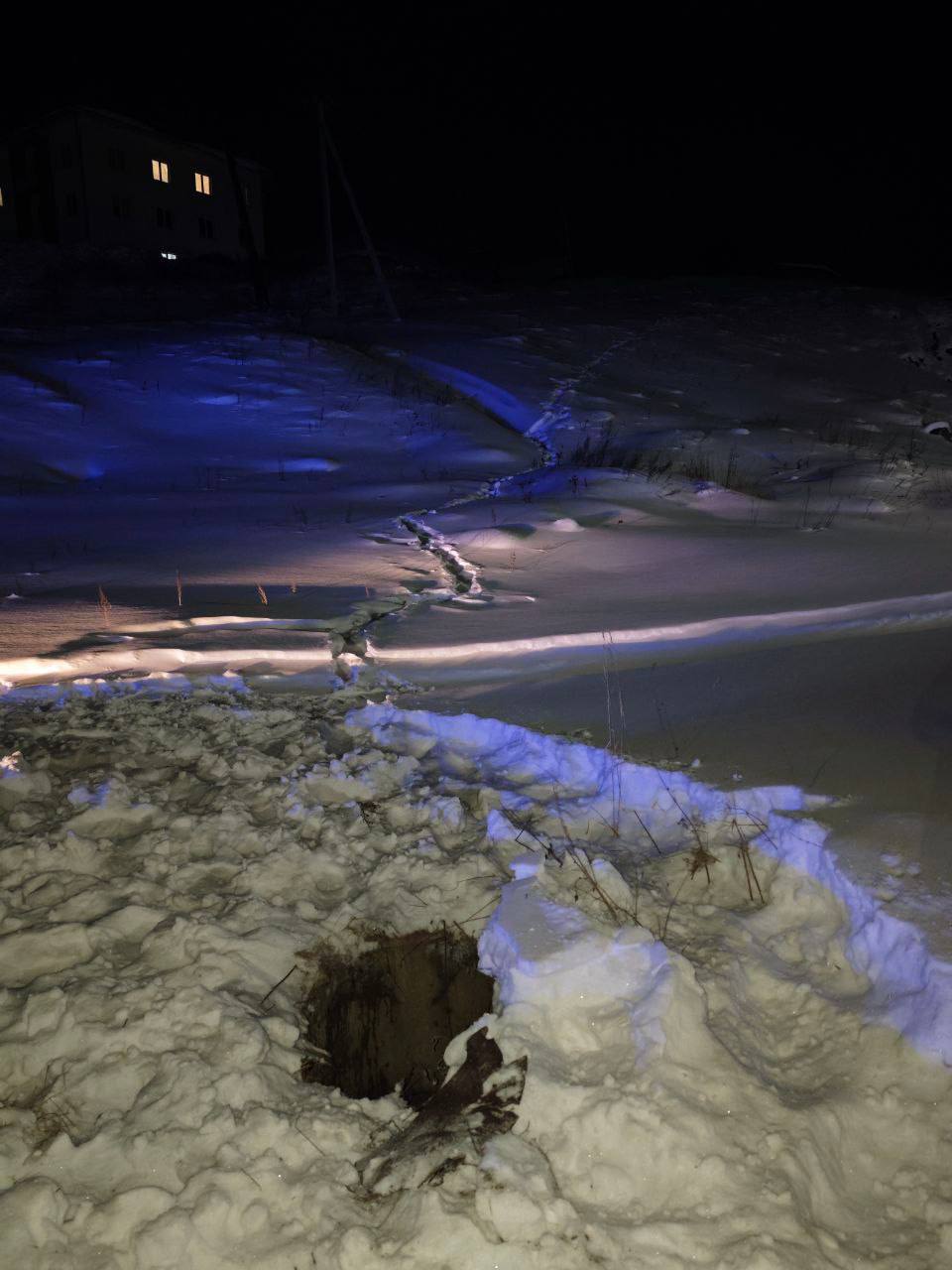 Третьеклассник упал в колодец в Нязепетровске он оказался прикрытым лишь куском линолеума Тревогу забили родители когда школьник не вернулся домой и позвонили в полицию Ребенка нашли на краю поселка в одном из заброшенных колодцев спасти его не удалось По мнению полиции мальчик не заметил скважину из за того что сверху она была засыпана снегом В СК возбудили дело по факту гибели а с Челябинска отправлена комиссия по ЖКХ Подписаться Мы в MAX
