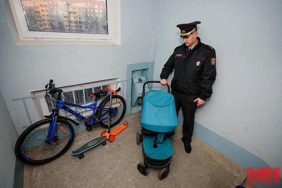 Жильцы оставляющие в подъезде коляски санки велосипеды могут получить штраф за несоблюдение требований пожарной безопасности Об этом сообщил первый зампред комитета ГД по строительству и ЖКХ Депутат отметил что в новых домах предусмотрены помещения для хранения колясок детских санок и велосипедов