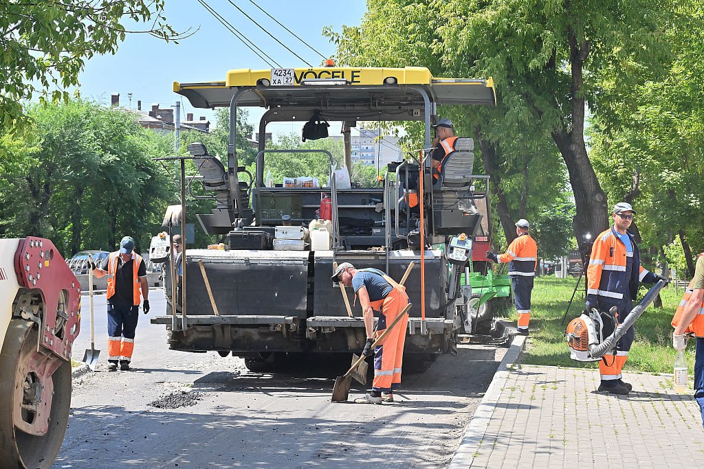 Центральные улицы Хабаровска частично перекроют на выходных  В субботу, 19 июля, с 9:00 до 17:00 будет перекрыто движение на перекрестке улиц Ленина и Лермонтова. Отметим, ограничение движения по улице Лермонтова вводится с обеих сторон.  В воскресенье, 20 июля, с 09:00 до 17:00 будет также перекрыт перекресток улиц Ленина и Дикопольцева, а также отрезок улицы Дикопольцева от Уссурийского бульвара до Ленина и Лейтенанта Орлова от улицы Гамарника до Ленина.   Как сообщили в администрации города, неудобства связаны с проведением дорожных работ.    Будь в курсе событий.