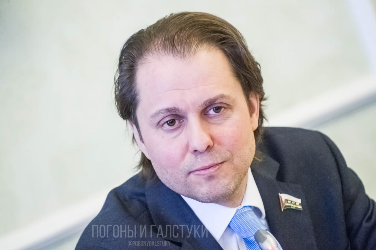 Вице-спикер тюменской облдумы Сысоев переходит на работу в Госдуму РФ. Решение сегодня принял высший совет ЛДПР – Сысоеву будет передан мандат экс-депутата Маркова, ушедшего на пост замминистра природных ресурсов РФ Сысоев шел за Марковым в партсписке по «тюменской матрешке» . Ранее зампред облдумы уже работал в нижней палате российского парламента – он избирался в 2016 году и был зампредом госдумского комитета по природным ресурсам и комиссии ГД по правовому обеспечению развития организаций ОПК РФ. В 2019 году Сысоев передал свой мандат Маркову и на два года стал замгубернатора Тюменской области, в 2021 он избрался в Тюменскую облдуму. Сысоев также – полпред главы ЛДПР по УрФО и и.о. координатора курганского реготделения партии. Главный политический канал Урала