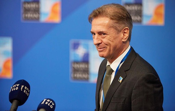 Правящая партия Словении предложила провести референдум о членстве страны в НАТО После того, как парламент Словении поддержал консультативный референдум по вопросу увеличения военных расходов, правящее Движение за свободу Gibanje Svoboda объявило, что предложит провести новый референдум — на этот раз о членстве Словении в НАТО. Партия заявляет, что это реальный вопрос, на который общественность должна получить ответ. “Есть только два варианта — либо мы остаемся в НАТО и платим взносы, либо уходим. Все остальное - просто популистский обман словенских граждан”.