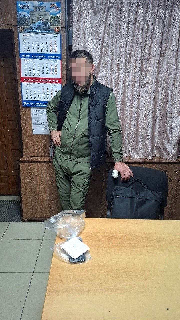 У пассажира такси изъяли крупную партию синтетического наркотика Сотрудники Госавтоинспекции на стационарном посту дороги «Георгиевск – Новопавловск» остановили для проверки документов такси. При этом 32-летний пассажир стал заметно нервничать, чем привлёк внимание автоинспекторов. При личном досмотре в присутствии понятых полицейские обнаружили в одежде нервного пассажира свёрток, в котором находились 22 перемотанных чёрной изолентой пакетика с неизвестным содержимым. Проведённая позже экспертиза показала, что изъятое является наркотическим веществом общей массой более 21 грамма. Сам мужчина пояснил, что приобрёл наркотик через интернет и по полученным координатам забрал его из тайника якобы для личного употребления. Возбуждено уголовное дело. Фото предоставлено ОМВД России «Кировский»