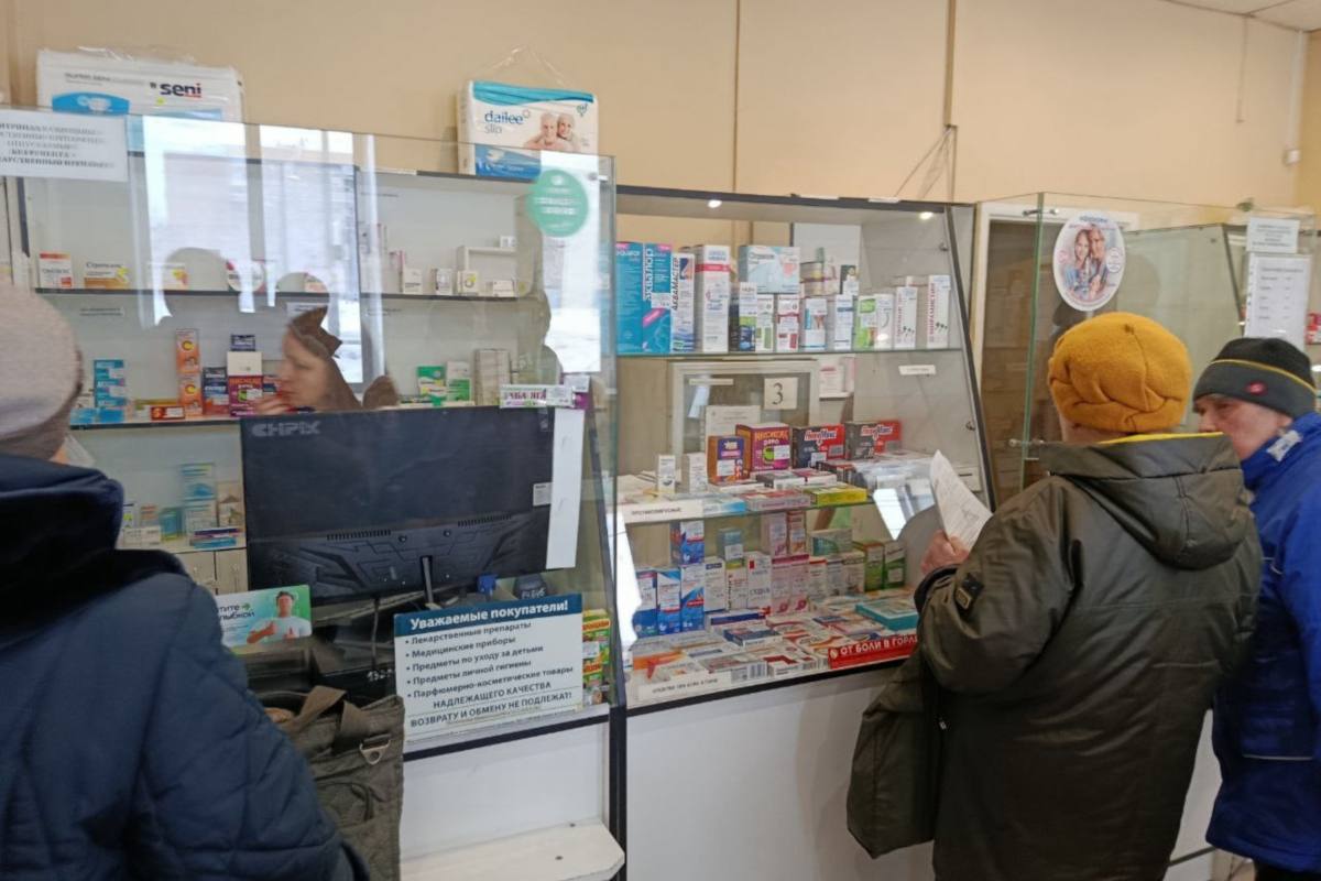 В государственной аптеке по улице Архангельской 13 в Череповце с сегодняшнего дня начал работать новый интернет провайдер Это решение принято после многочисленных жалоб горожан на технические сбои и длительные очереди за льготными лекарствами По поручению губернатора с понедельника 19 января в аптеке было открыто третье окно а контракт с прежним провайдером расторгнут из за некачественного обслуживания Вологда Регион 35ТВ в MAX