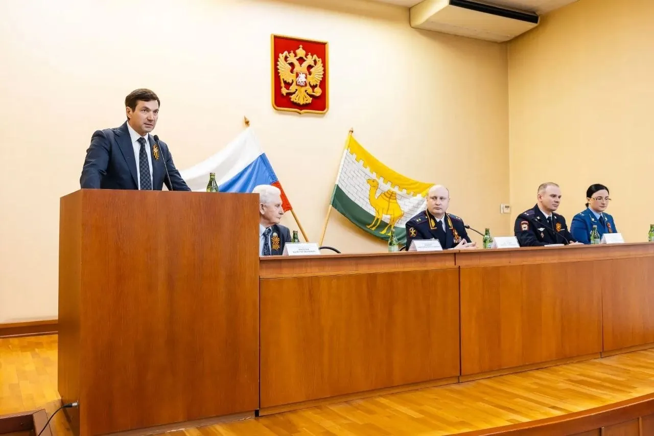 Мэр Лошкин поздравил нового главу полиции Челябинска с назначением В городском управлении МВД представили нового руководителя Им стал подполковник полиции Александр Рябоконь временно исполнявший эти обязанности В церемонии назначения на должность вместе с руководителем главка МВД Сергеем Космачевым принял участие мэр Челябинска Алексей Лошкин Он поздравил начальника и поблагодарил его коллег за труд Ключевые показатели эффективности работы гарнизона челябинской полиции находятся на высоком уровне и не снижаются даже в столь непростое для страны время подчеркнул Алексей Лошкин Глава города отметил важность и интенсивность совместной работы мэрии и полиции Также он пожелал новому руководителю успехов в службе и предложил свою помощь и поддержку Читайте Вечерку там где удобно Дзен ВКонтакте Одноклассники Max Telegram Написать нам сообщение