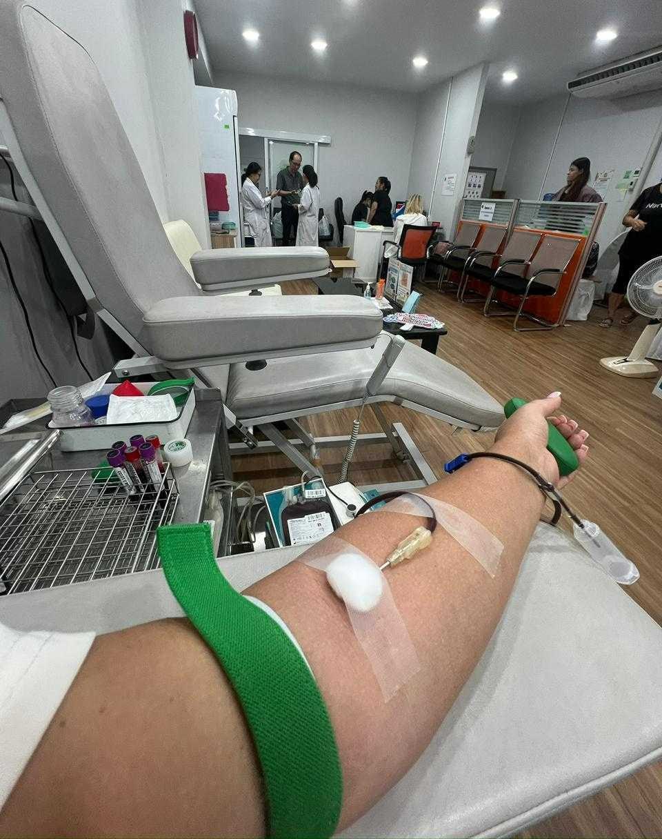 Жительница Ялты с редкой группой крови помогла спасти гражданку Беларуси в Таиланде Об этом РИА Новости Крым рассказала сама женщина ставшая донором Что случилось 6 ноября в Таиланде произошла авария с экскурсионным автобусом который упал с возвышенности Среди туристов были россияне и белорусы Двое человек попали в реанимацию Среди тяжелораненые оказалась 28 летняя гражданка Беларуси Анастасия Ясюкевич Она потеряла много крови требовалось переливание У девушки есть пятилетний ребенок Волонтер и жительница Таиланда Светлана Шерстобитова кинула в соцсетях клич о помощи Дело в том что у пострадавшей третья отрицательная группа крови у тайцев она редко встречается Помочь согласилась в том числе Юлия Максимова которая в 2014 году переехала из Днепропетровска в Ялту Последний год она с семьей живет в Таиланде но больше как туристы Нашему корреспонденту она рассказала что пост о помощи увидела 11 ноября Я сразу написала Светлане на указанный номер телефона что готова поехать и помочь человеку для нас это полдня а для человека жизнь Кровь она сдавала впервые Все прошло успешно два литра русской крови уже текут по жилам белоруски 7 8 9 0 Подписаться на РИА Новости Крым в Telegram MAX VK