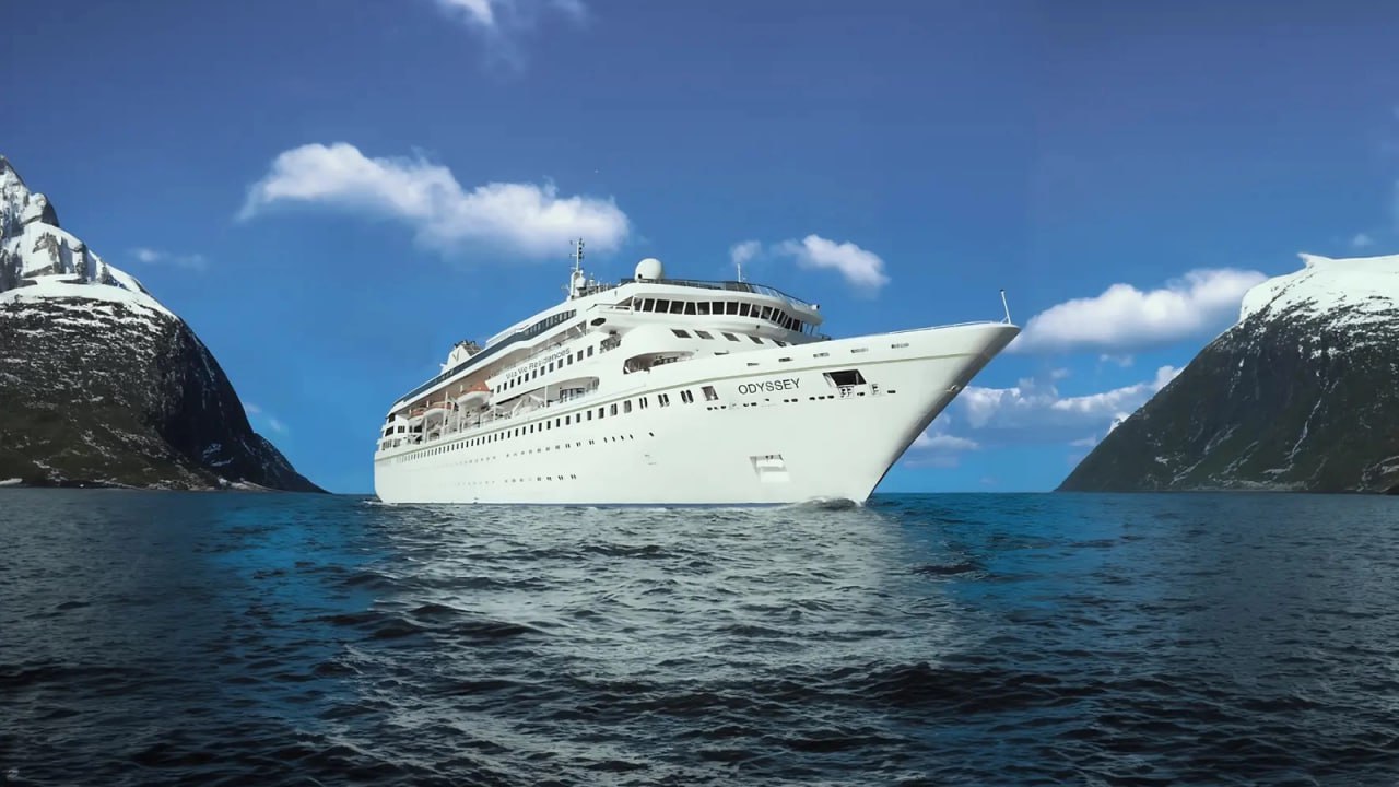 Круизный лайнер забыл пассажирку на острове у Австралии Пока ее искали женщина умерла Тело пожилой женщины было обнаружено 26 октября неподалеку от пешеходной тропы на острове Лайзард небольшом клочке суши входящем в состав Большого Барьерного рифа Австралии По предварительным данным погибшая пассажирка круизного лайнера Coral Adventurer который был вблизи острова днем ранее В ходе 60 дневного круиза стоимостью около 45 тысяч евро путешественникам предлагалось посетить остров Лайзард и заняться снорклингом и хайкингом По данным СМИ женщина которой было около 80 лет не осилила поход на самую высокую точку острова и решила вернуться к причалу Судно в итоге ушло без нее пассажирка путешествовала одна и ее никто не хватился Сообщается что ее отсутствие заметили лишь за ужином Ближе к ночи о пропаже человека были уведомлены спасатели а судно развернулось назад к острову Однако было уже поздно Австралийское управление морской безопасности в настоящее время расследует инцидент Экипаж Coral Adventurer будет допрошен с целью установить причину смерти женщины почему ее оставили почему поиски затянулись и можно ли было ее спасти Круиз при этом будет продолжен по плану Подписаться