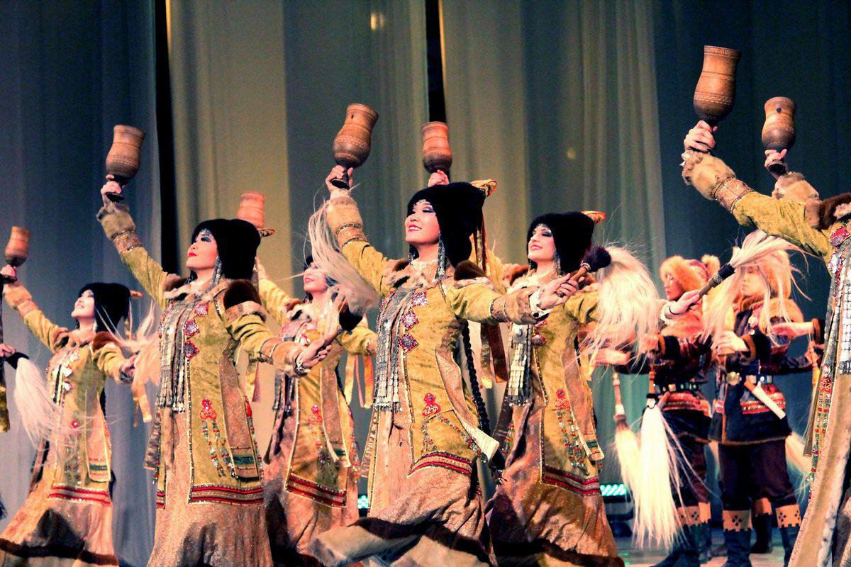 Ансамблю Өркөн из Якутии присвоено звание заслуженного коллектива Народному ансамблю танца Өркөн Якутского колледжа культуры и искусств имени А Д Макаровой присвоено почетное звание Заслуженный коллектив народного творчества Соответствующий приказ подписала министр культуры Российской Федерации Ольга Любимова В 2025 году высокого звания удостоены 52 народных коллектива и любительских творческих объединения со всей страны Награда присуждается за выдающиеся достижения в области народного художественного творчества и значительный вклад в развитие культурной жизни регионов России Ансамбль Өркөн на протяжении многих лет является одним из ярких представителей национальной хореографии Якутии Коллектив бережно сохраняет и развивает традиции народного танца активно участвует в республиканских всероссийских и международных фестивалях достойно представляя культуру региона Присвоение почетного звания стало признанием высокого профессионального уровня ансамбля творческого мастерства его участников и педагогов а также их многолетней работы по популяризации народного искусства Коллективу пожелали дальнейших творческих успехов вдохновения и новых ярких выступлений находящих отклик у зрителей Фото Официальный канал министра культуры и духовного развития Республики Саха Якутия Афанасия Ноева